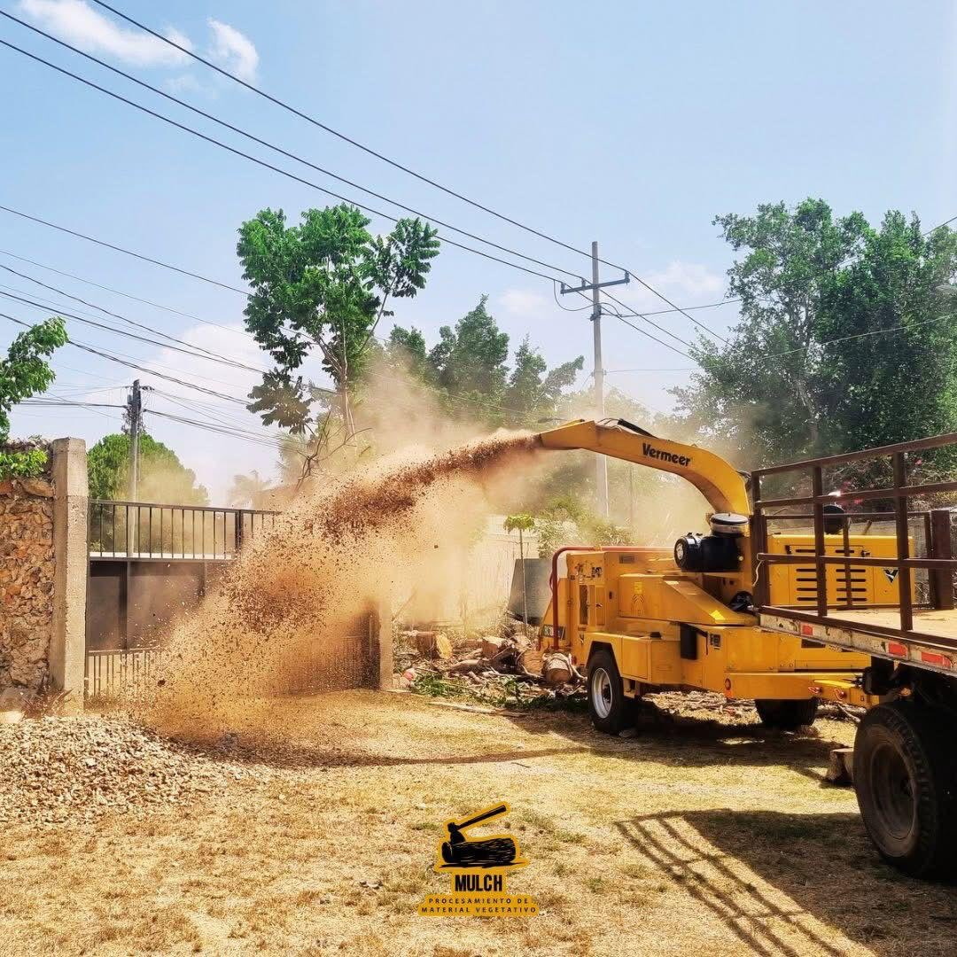 Chipeadora Vermeer procesando madera